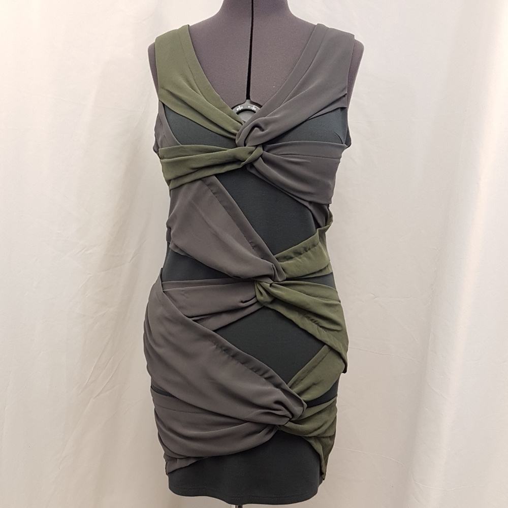 Wow! Flattering and fun, sleeveless dress